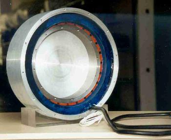 Gnratrice  aimant permanent pour olienne basse et moyenne puissance. La photo reprsente un alternateur en kit STK fabriqu par ALXION revendu par ALLYTECH.

Idal pour l'hydrolctricit cet alternateur se monte en bout de roue pour gnrer un courrant lctrique mme avec des variations de vitesse importante.