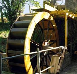 Moulin  eau en rparation, la nouvelle roue va gnrer quelques kilowatt grce  un ensemble alternateur + rducteur Allytech