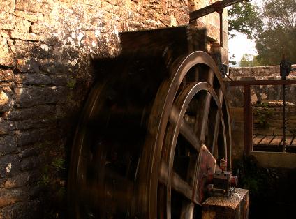 Roue  aube de moulin hydraulique. La chute du ruisseau entraine la roue en rotation. Mme  faible vitesse une puissance lctrique est gnre. L'alternateur Allytech fournit une puissance lctrique qui peu tre renvoye sur le rseau EDF